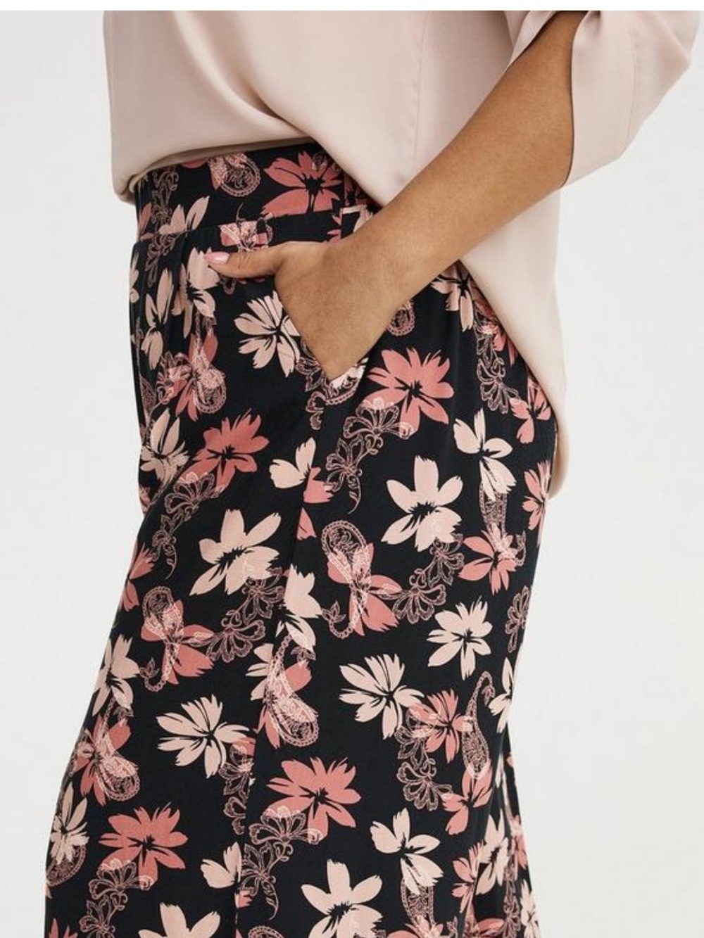 torrid Black Wide-Leg Pull-On Pants with Pink Floral Print 3 Short - Picture 3 of 8